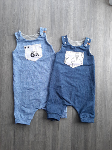 Salopette JEANS PÂLE OU FONCÉ AVEC POCHE MOTIF PERSONNALISÉE boutons-pression aux épaules