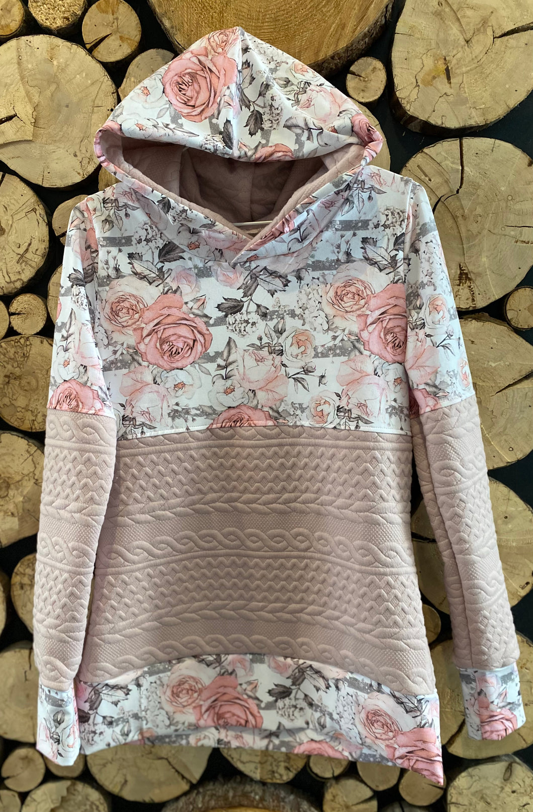 Chandail fleurs lignes grises et matelassé rose